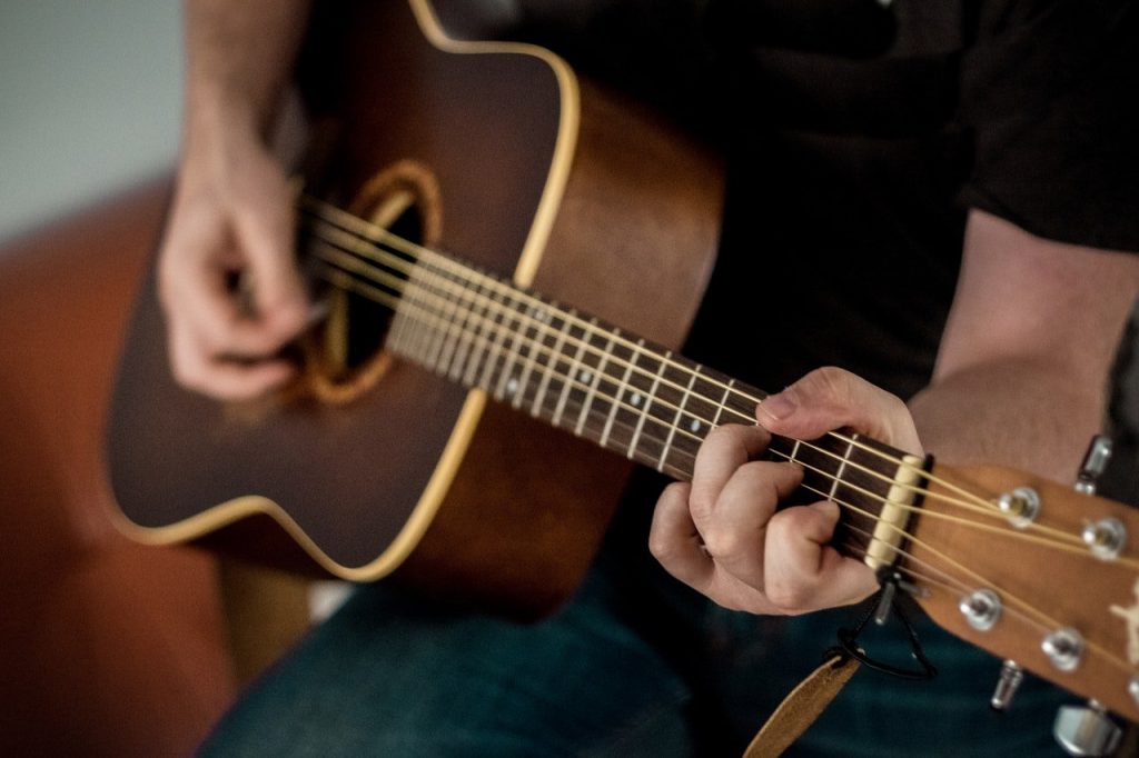 best-small-hands-acoustic-guitars