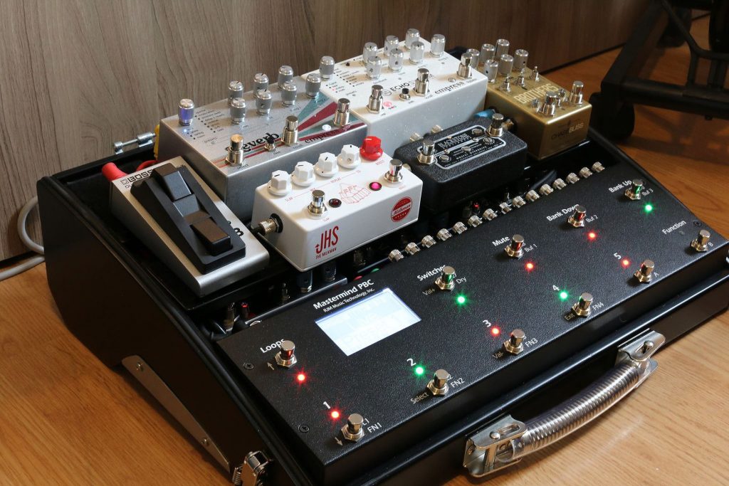 Pedal board with buffer
