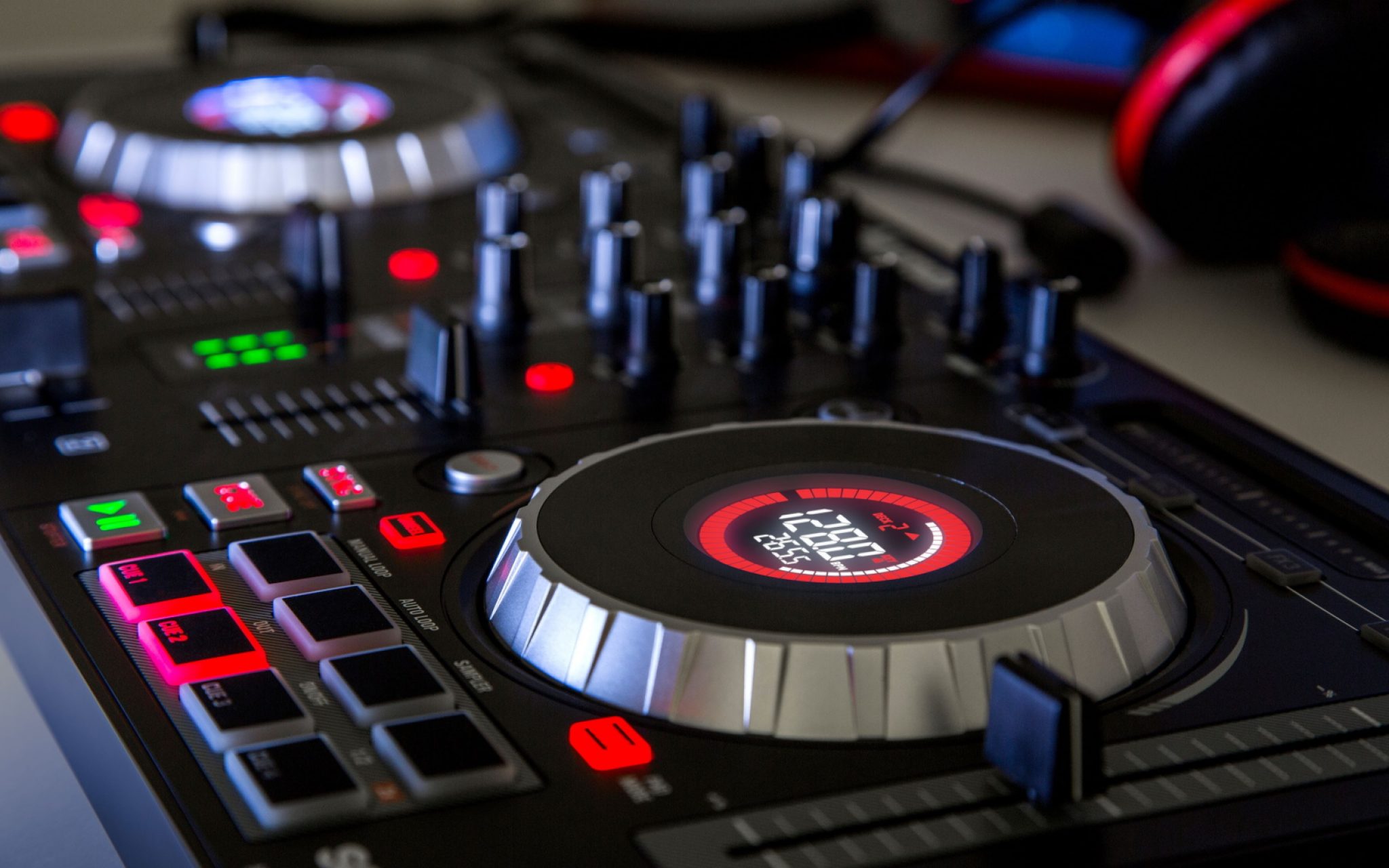 6 Best DJ Controllers Under 300 Reviewed in Detail [Jul. 2020]