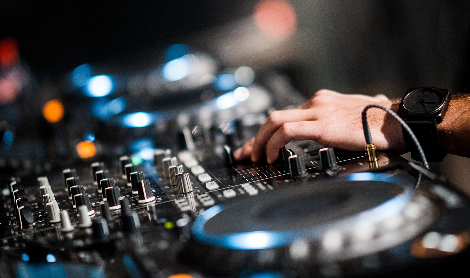 6 Best DJ Controllers Under 300 Reviewed in Detail [Jan. 2024]
