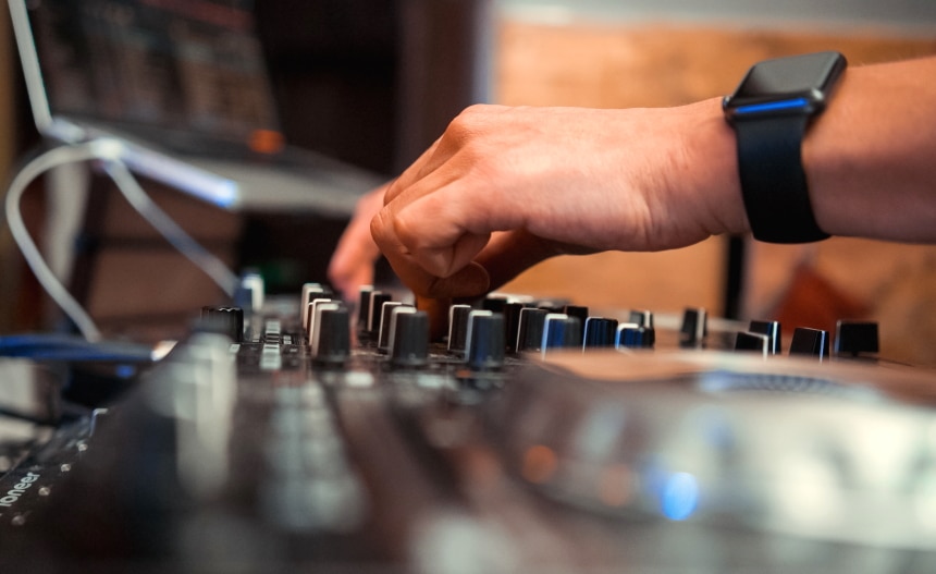 5 Best DJ Mixers for Beginners - For All Rising DJ-Stars