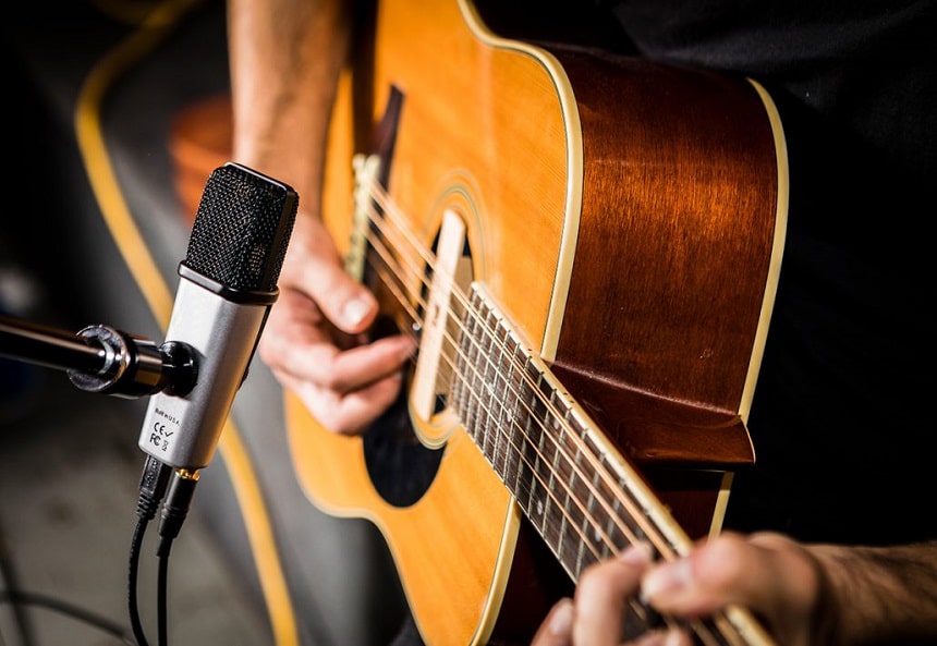 How to Mic an Acoustic Guitar – Step-by-Step Guide and Mistakes to Avoid