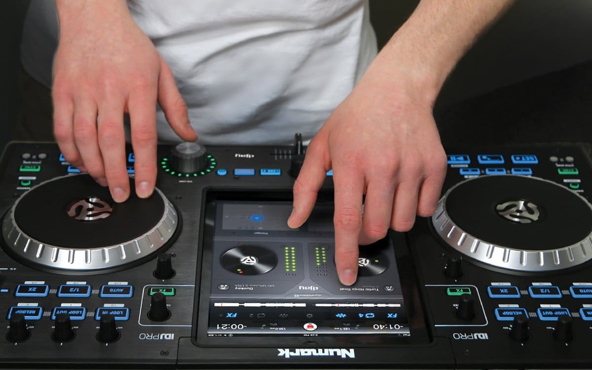 8 Best DJ Controllers for Beginners Reviewed in Detail [Oct. 2023]