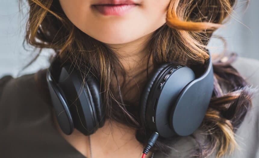 6 Best Podcast Headphones to Help You Share Your Ideas