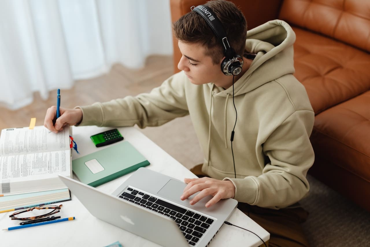 Pros and Cons: Listening to Music While Studying for Optimal Focus